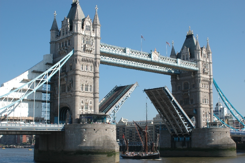 2Tower Bridge е една от известните забележителности  В кой град се намира